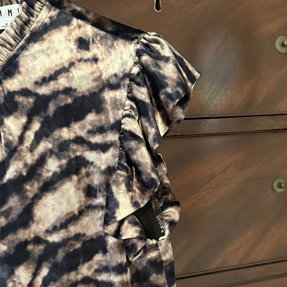 Chic Animal Print Ruffle Sleeve Top - Picture 4 of 5